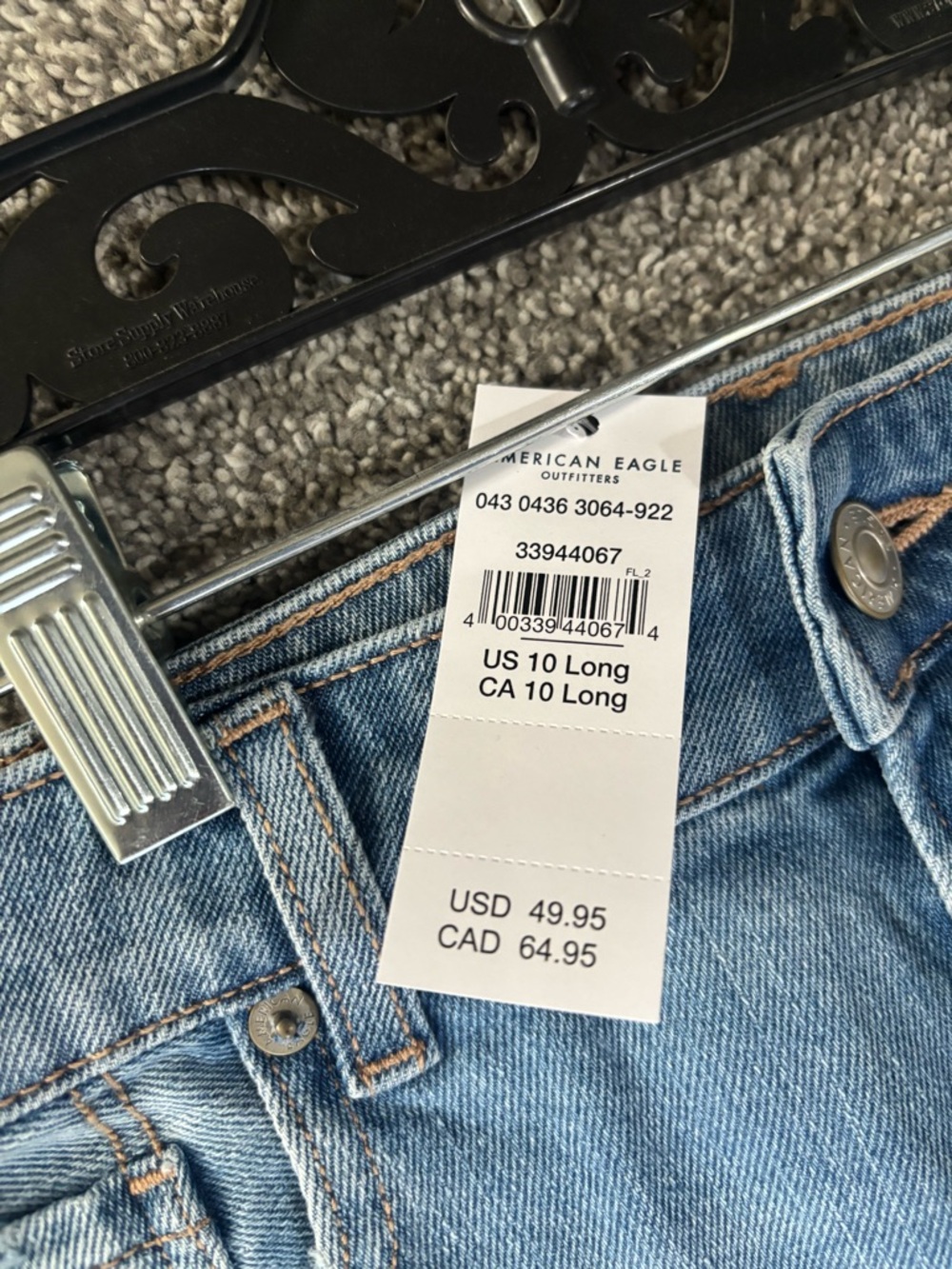 American Eagle Outfitters Light Blue Distressed Mom Jeans - Picture 4 of 5